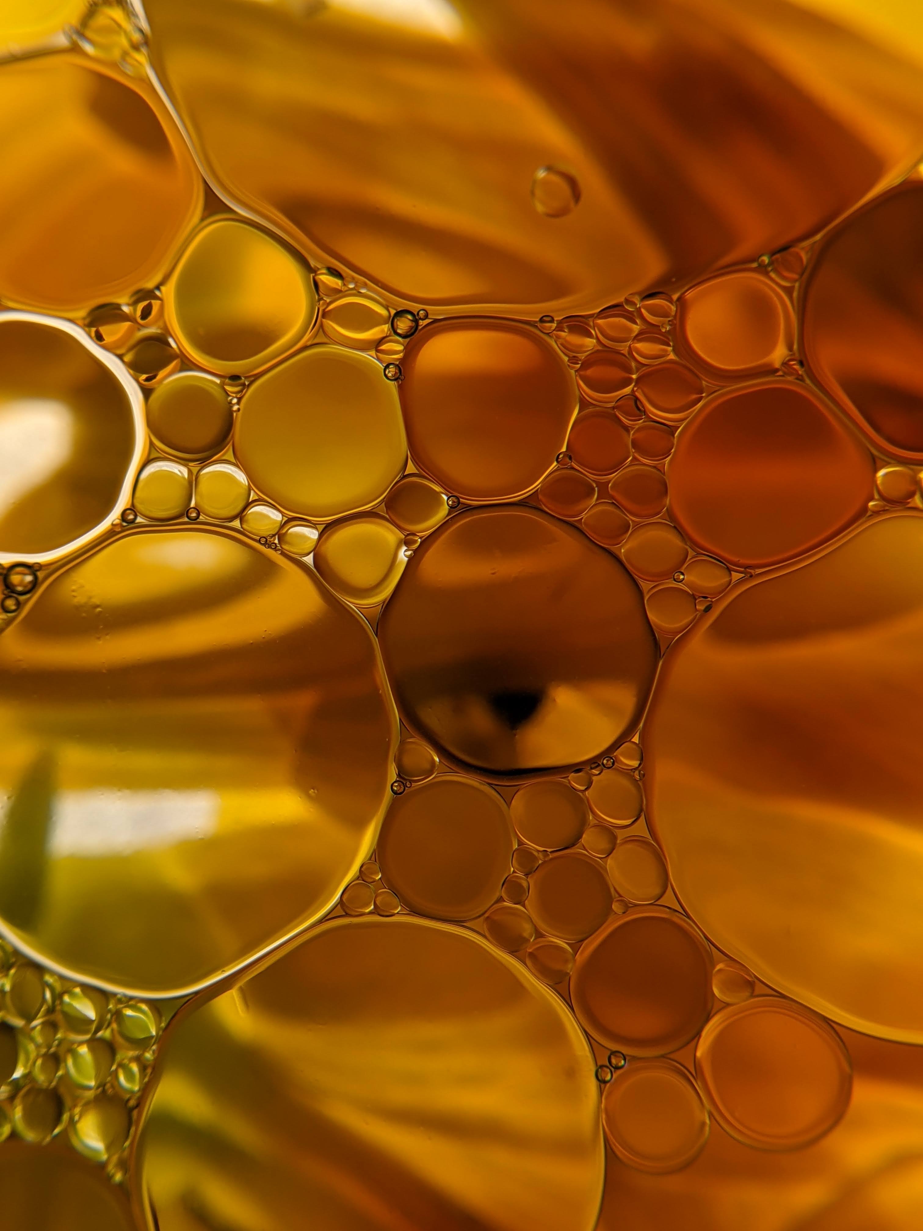 Oil pouring to the bowl